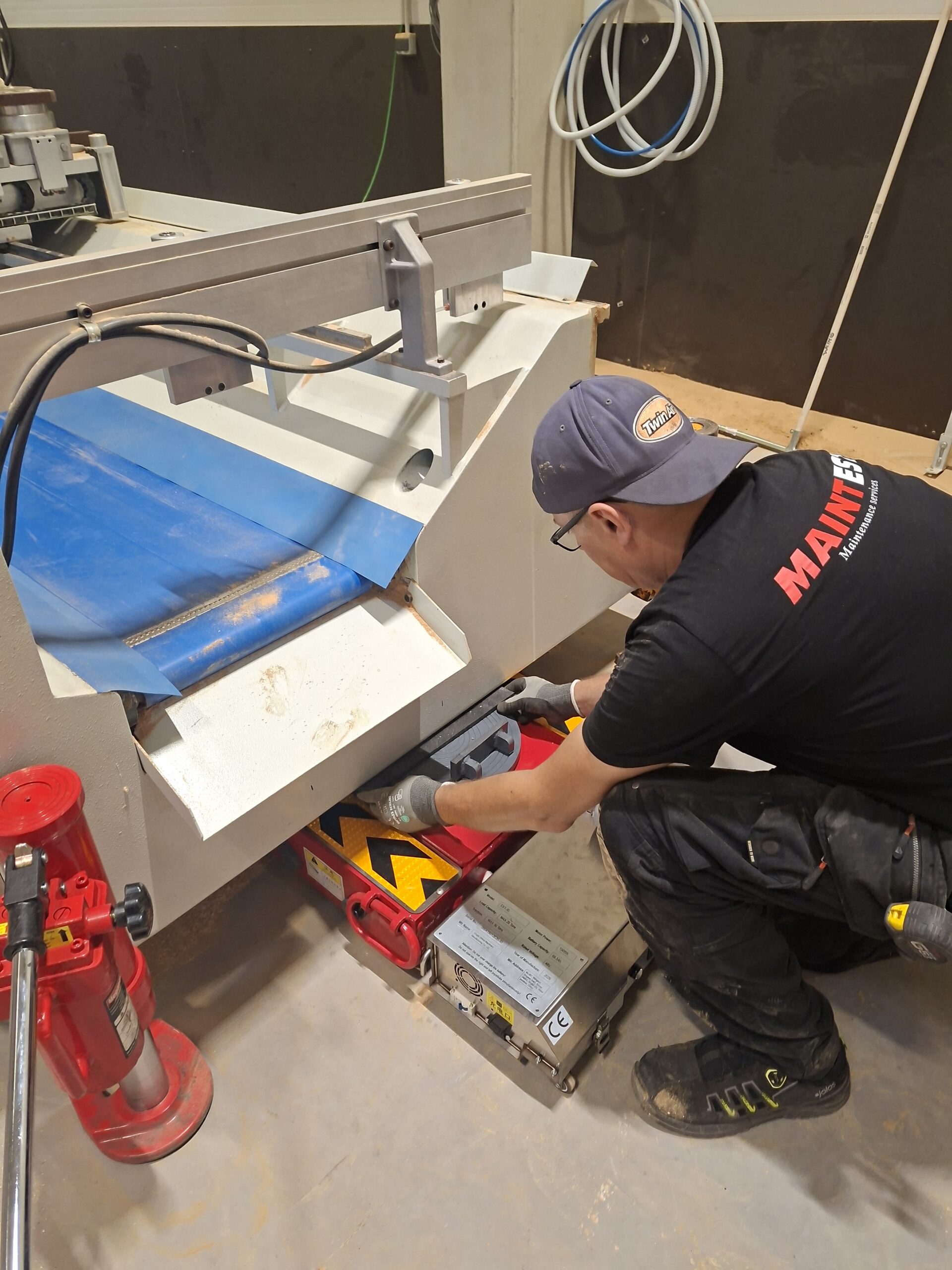 Traslado de fresadora CNC para madera en una empresa de Tallin