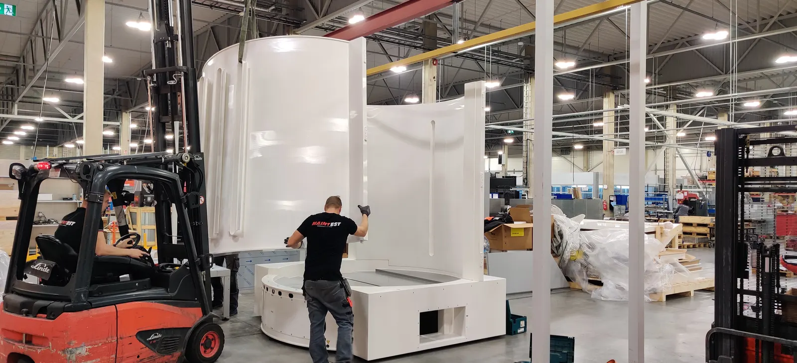 Assembling insulated process cabins with a forklift