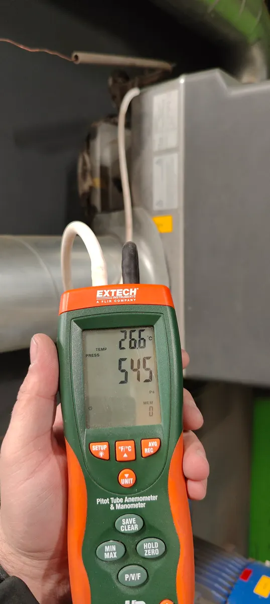 Airflow measurement with a handheld anemometer