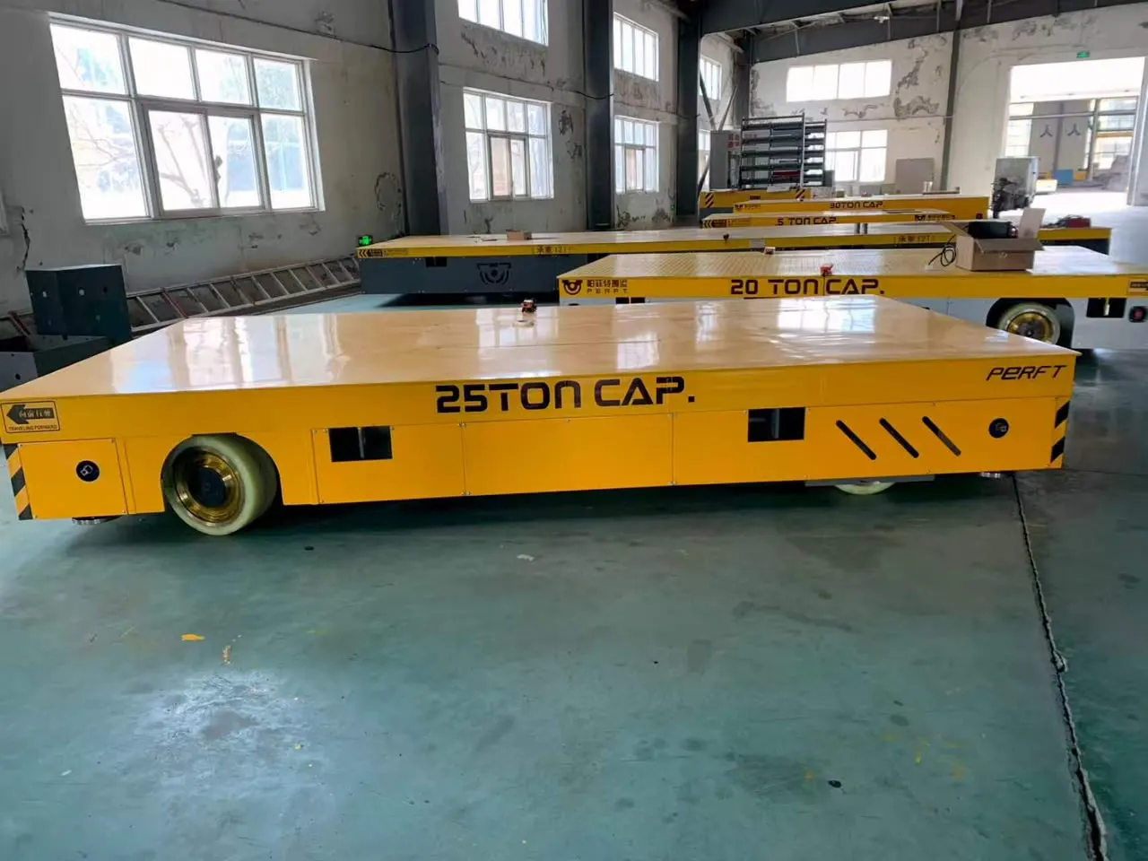 Heavy-duty transfer trolley for moving equipment inside a production hall