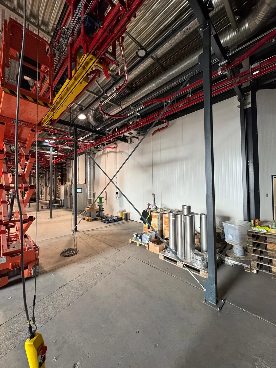 Production hall after dismantling of a workshop line