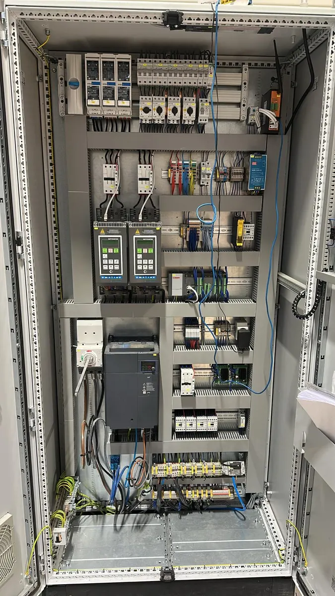 Control cabinet and drives for a robot cell