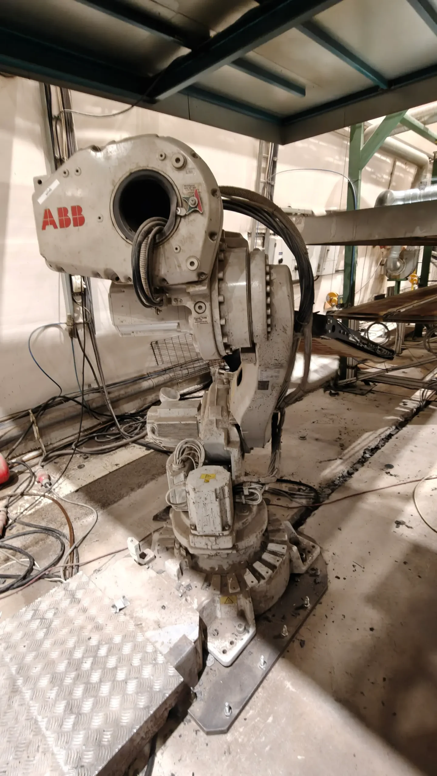 Industrial robot and cabling in a production cell