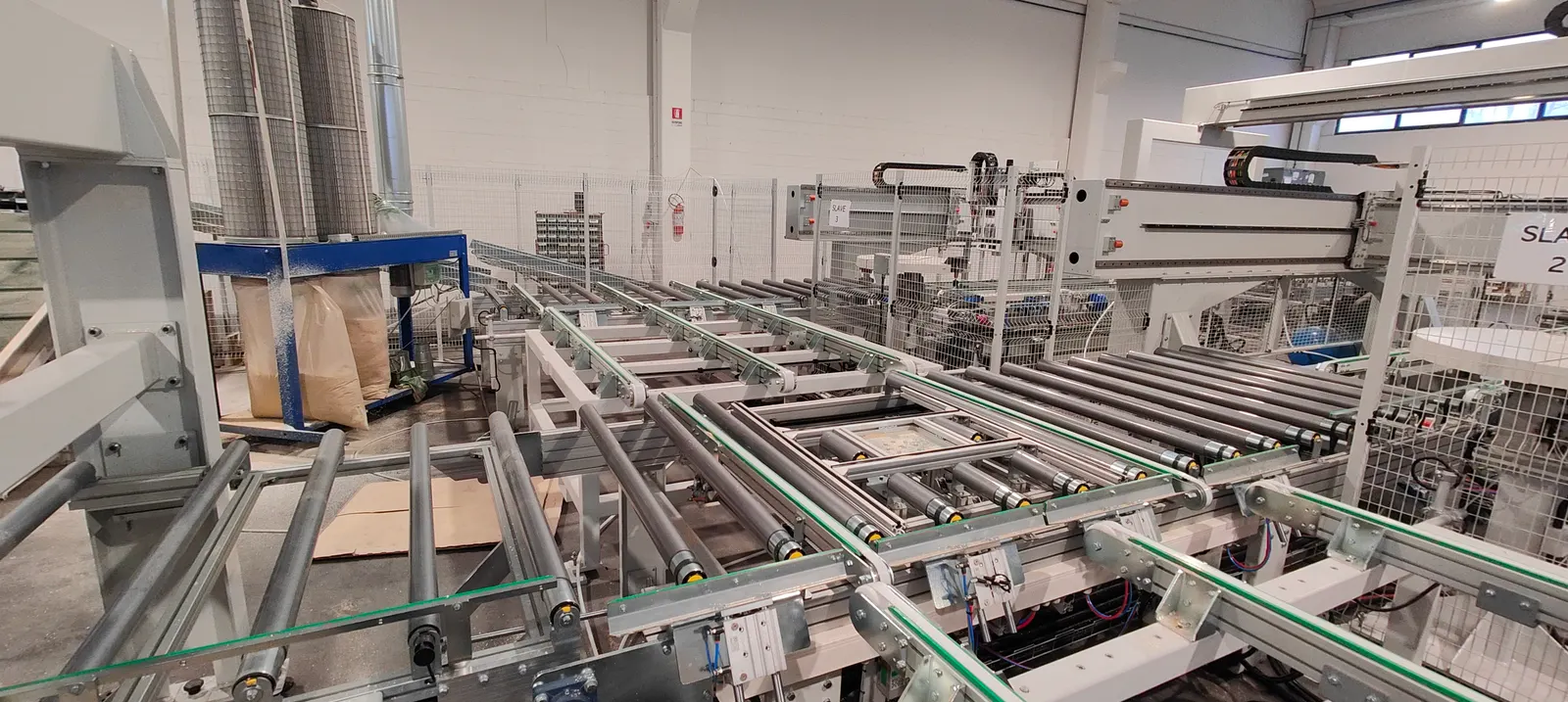 Automated packaging line with conveyors